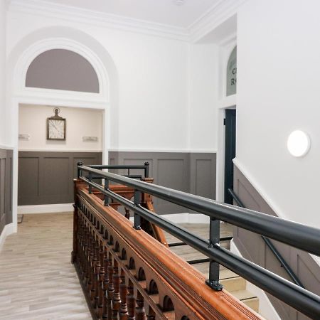 The Court Room At The Institute Executive Apartments Кийт Екстериор снимка