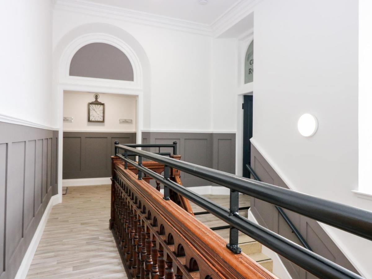 The Court Room At The Institute Executive Apartments Кийт Екстериор снимка